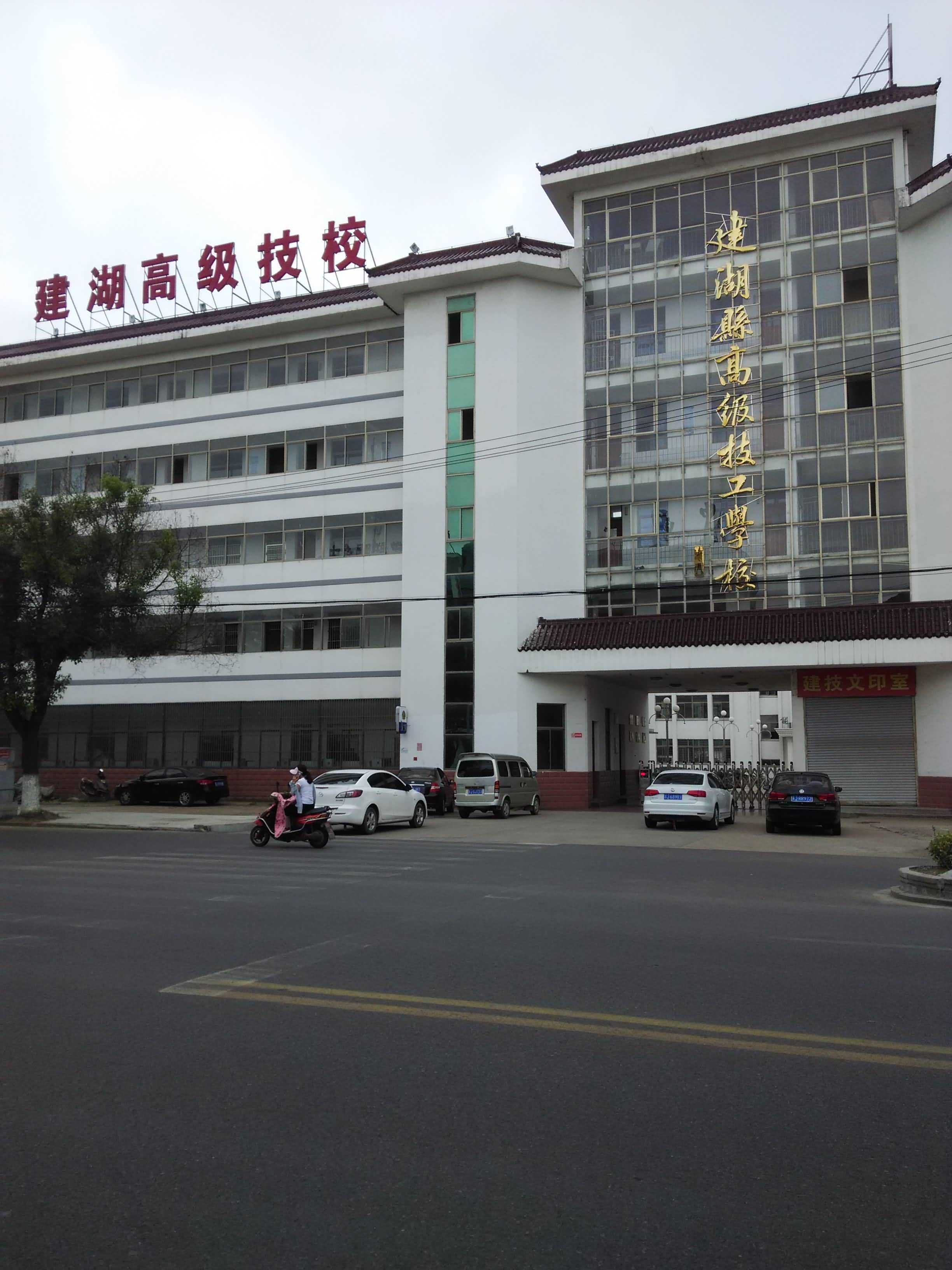 冠华东路阀门厂职工楼多层4/5层70+8平普装13.8万