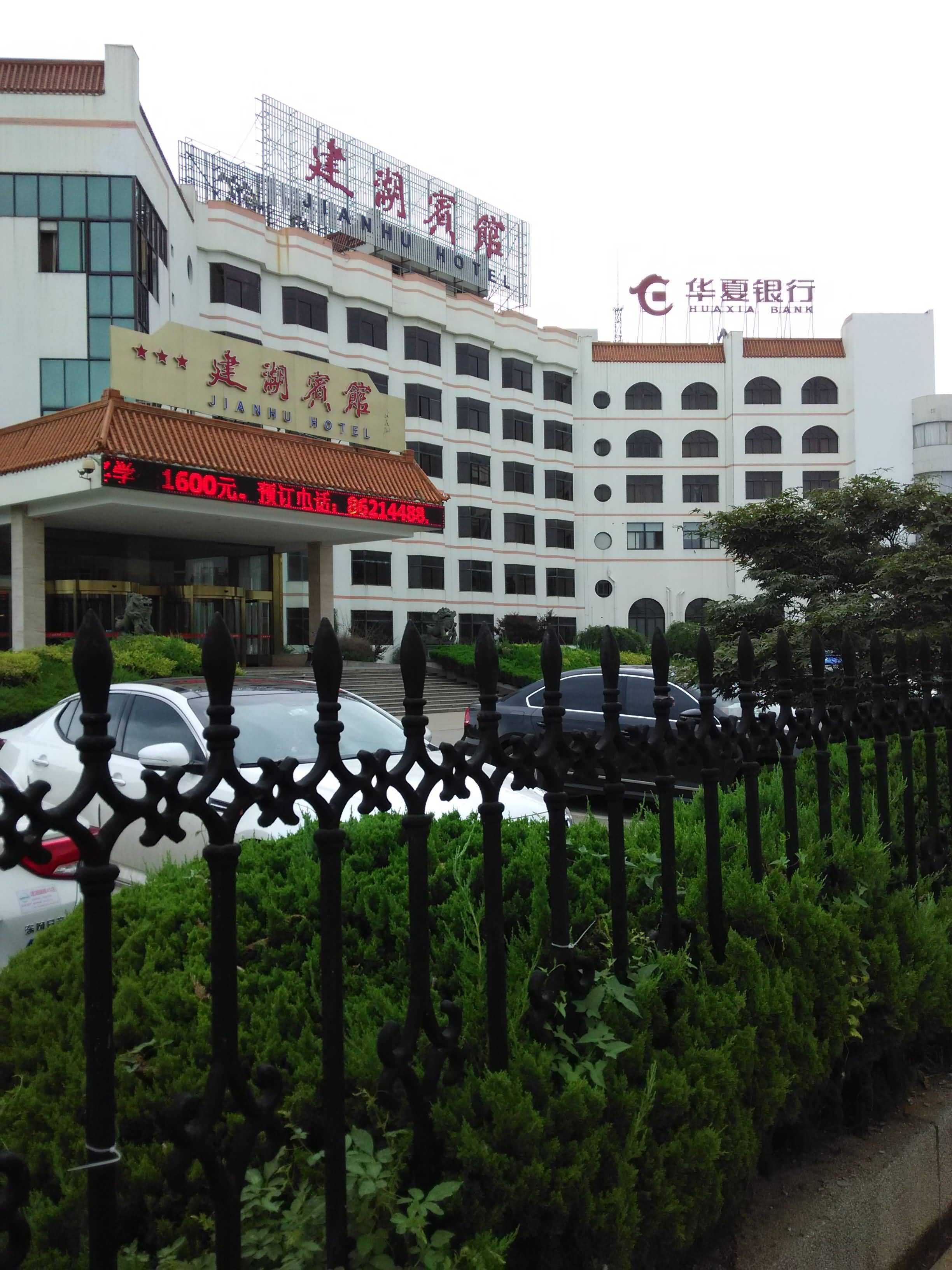 向阳路宾馆巷上下100平精装12000元/年