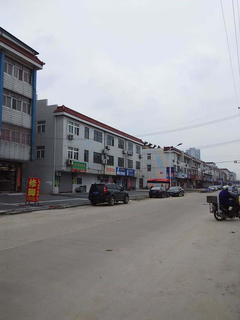 新扬路上铺连住上三200平普装25000元/年