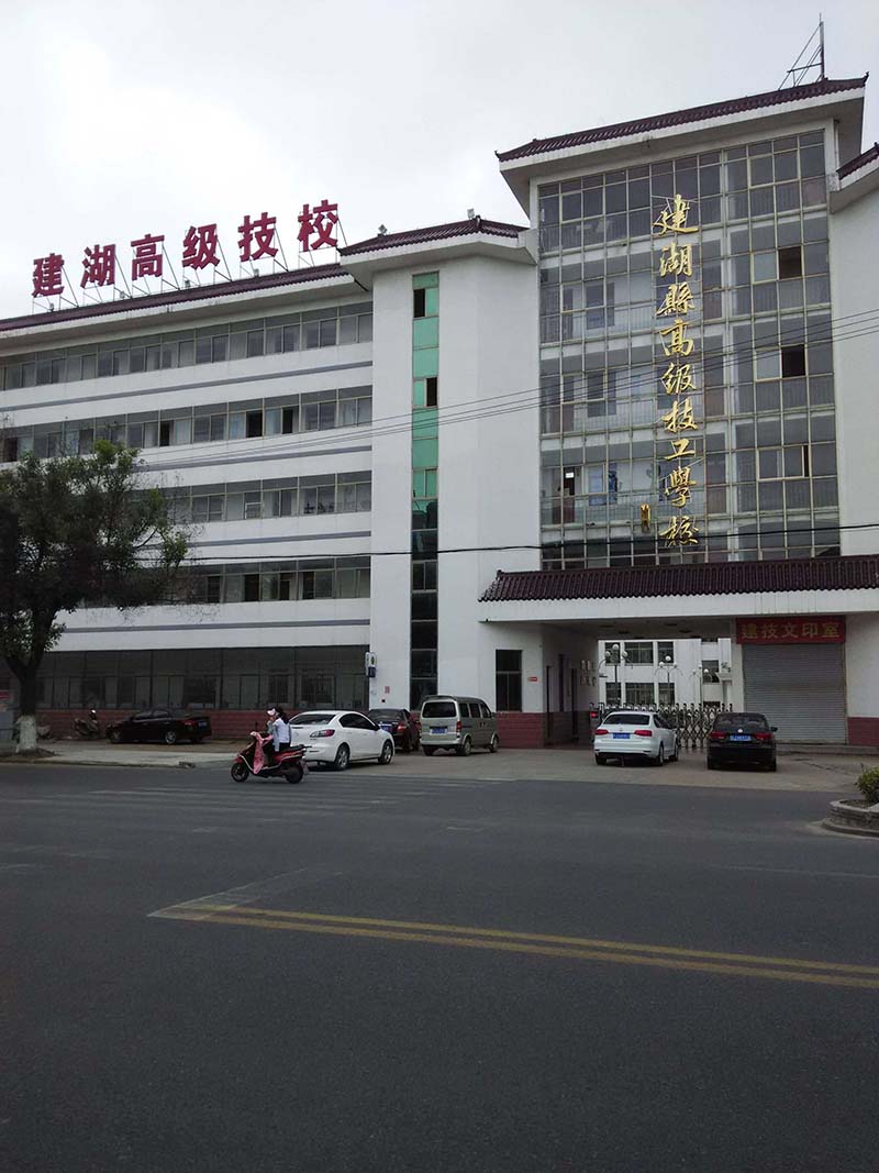 技校北侧1/4层80平普装23万