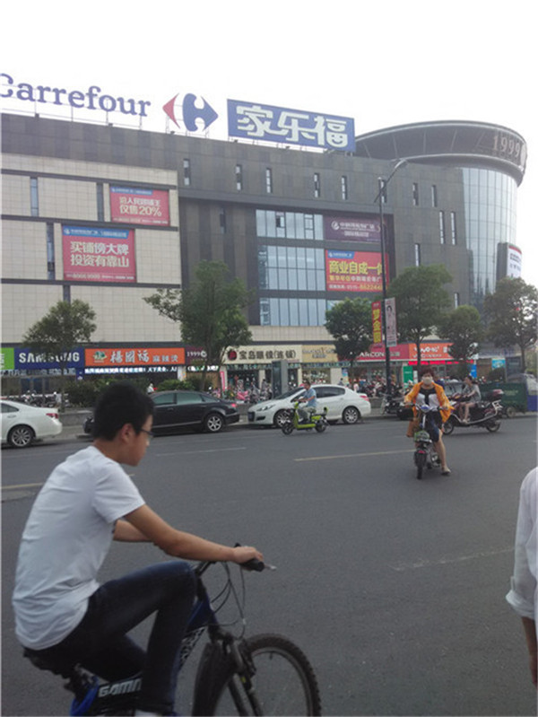 湖中路家乐福超市附近4/4层100+10平普装35万