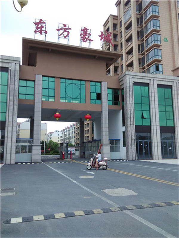东方豪城10/11层115+10平精装48w