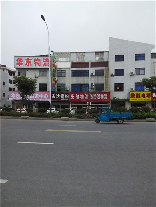 人民路东与明珠路南交汇处一上三铺连住200平普装58万