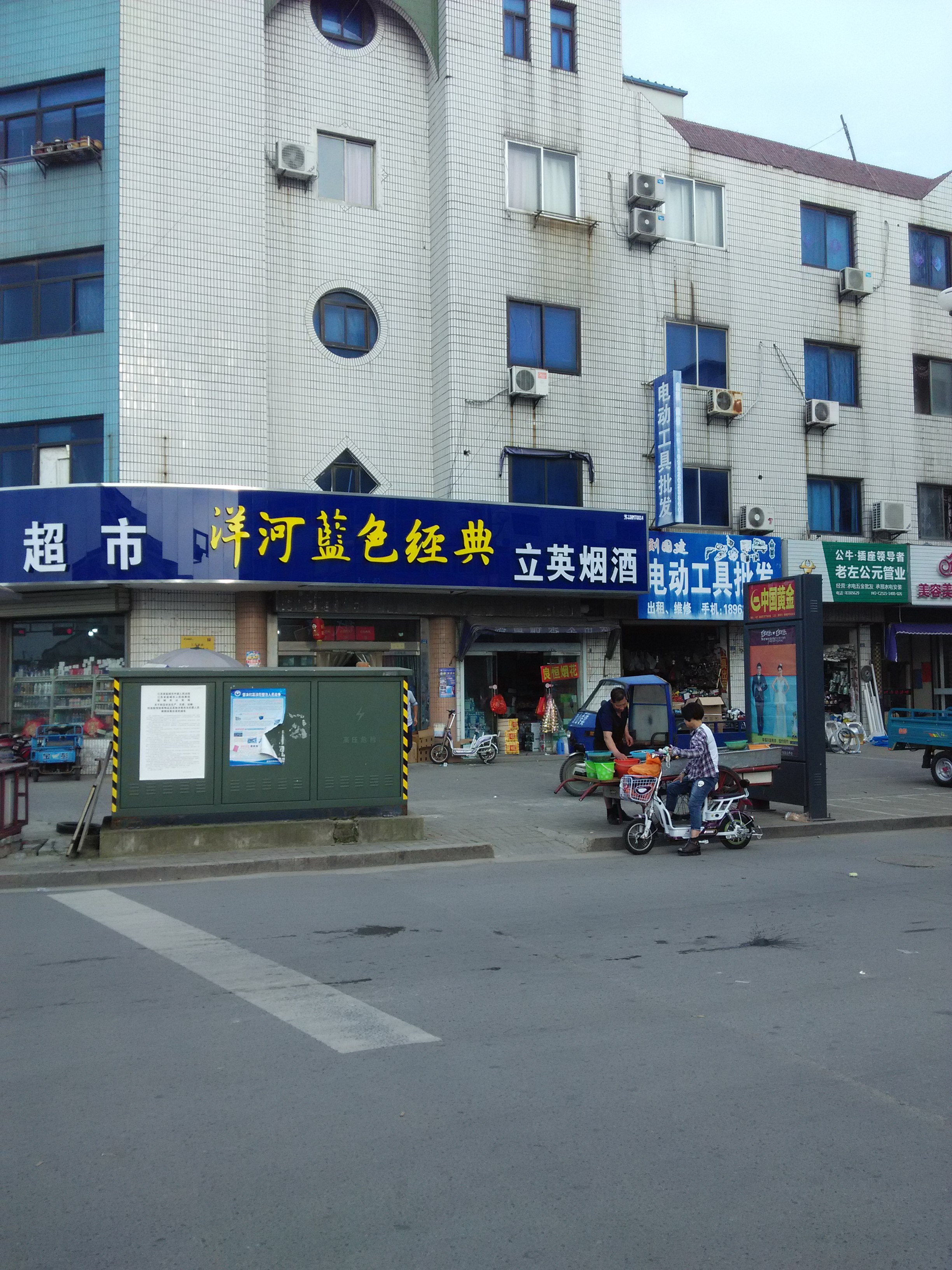 人民路西侧与明珠路北侧交汇处上三160平库7平普装85万