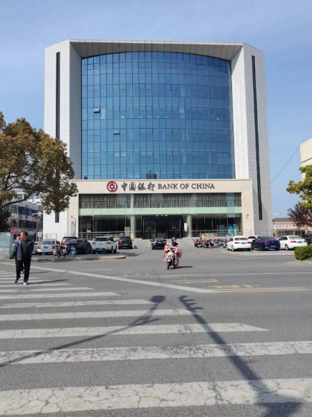 中国银行附近成熟小区平地3楼95平库5平精装30万