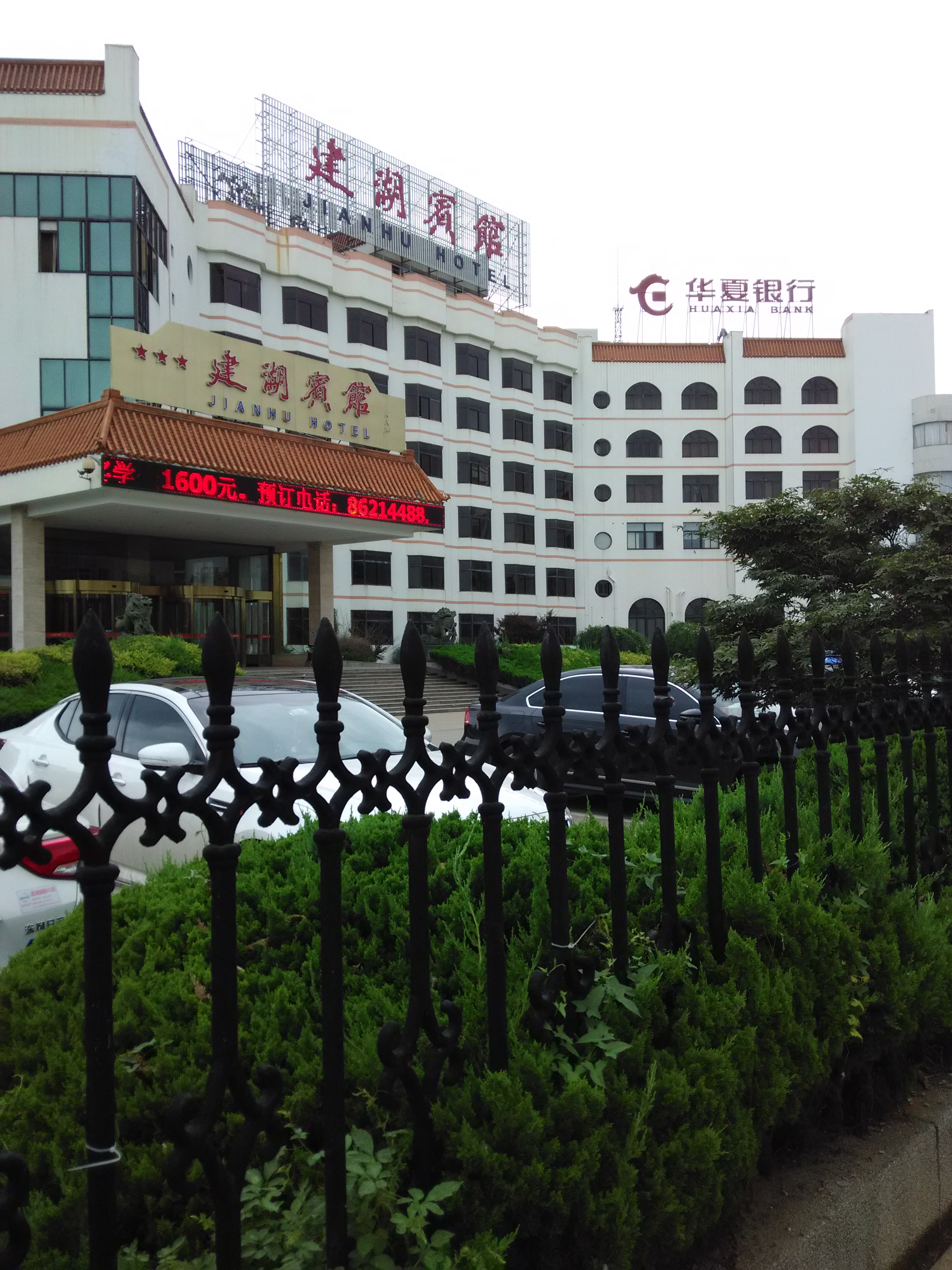 向阳路幼儿园南侧70平精装8000元/年