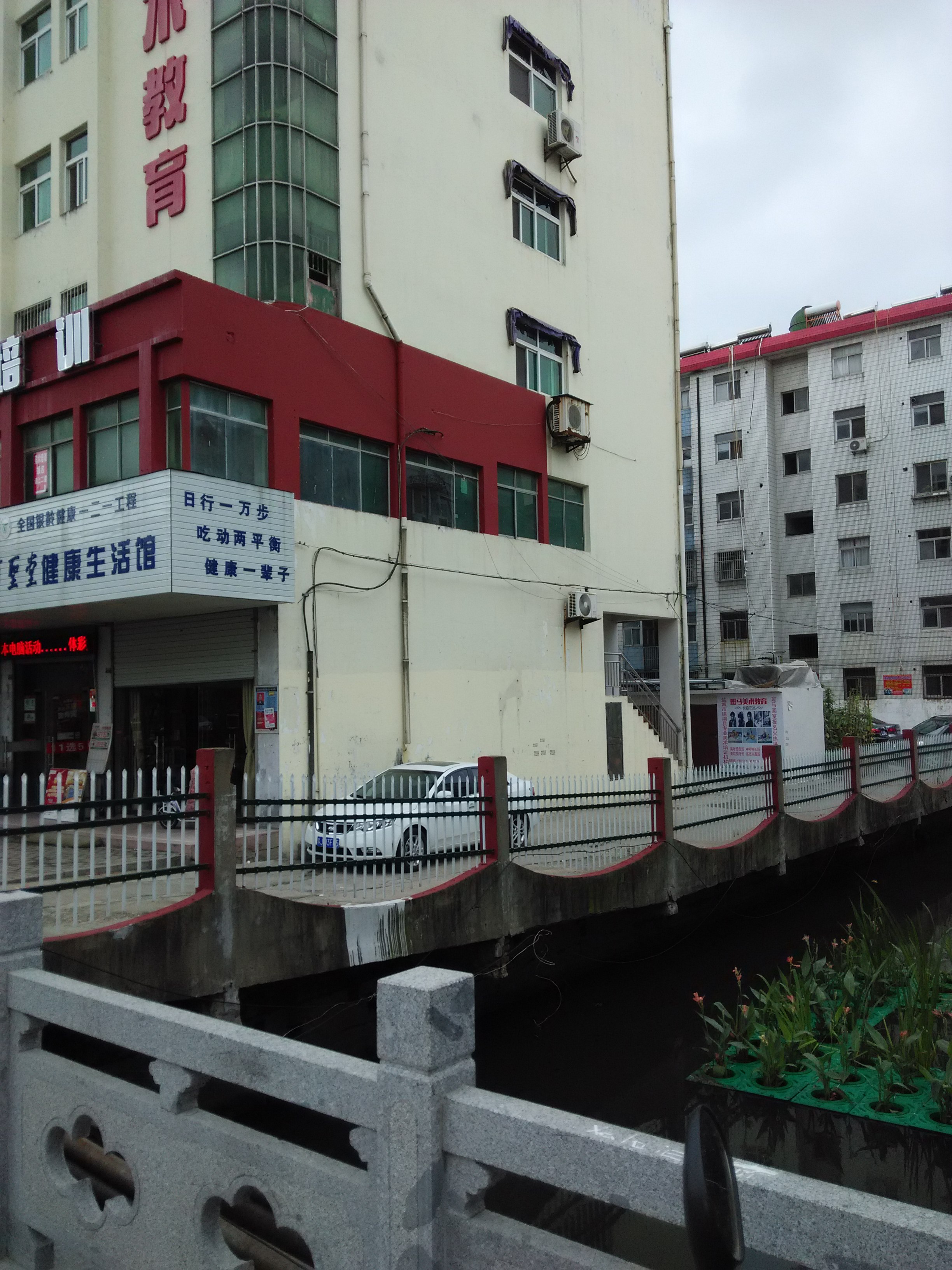 求租县城范围140平毛坯15000元/年