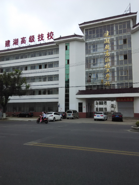 技校冠华路北冠北小区1/4层70平普装7000元/年