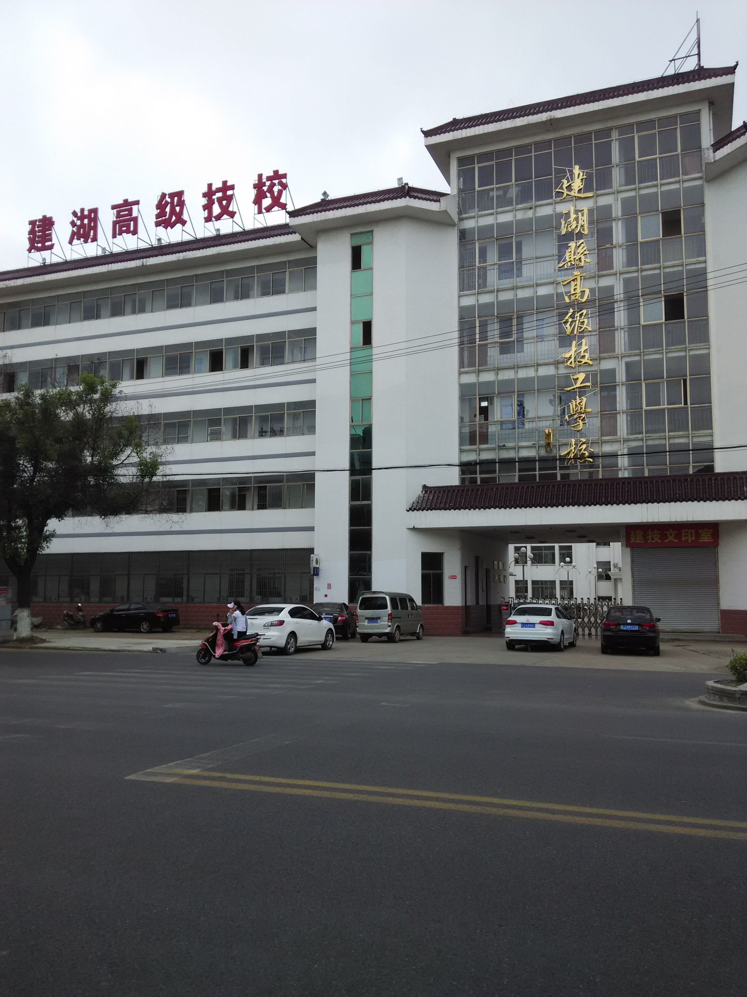 冠华东路冠北小区车库30平6000元/年