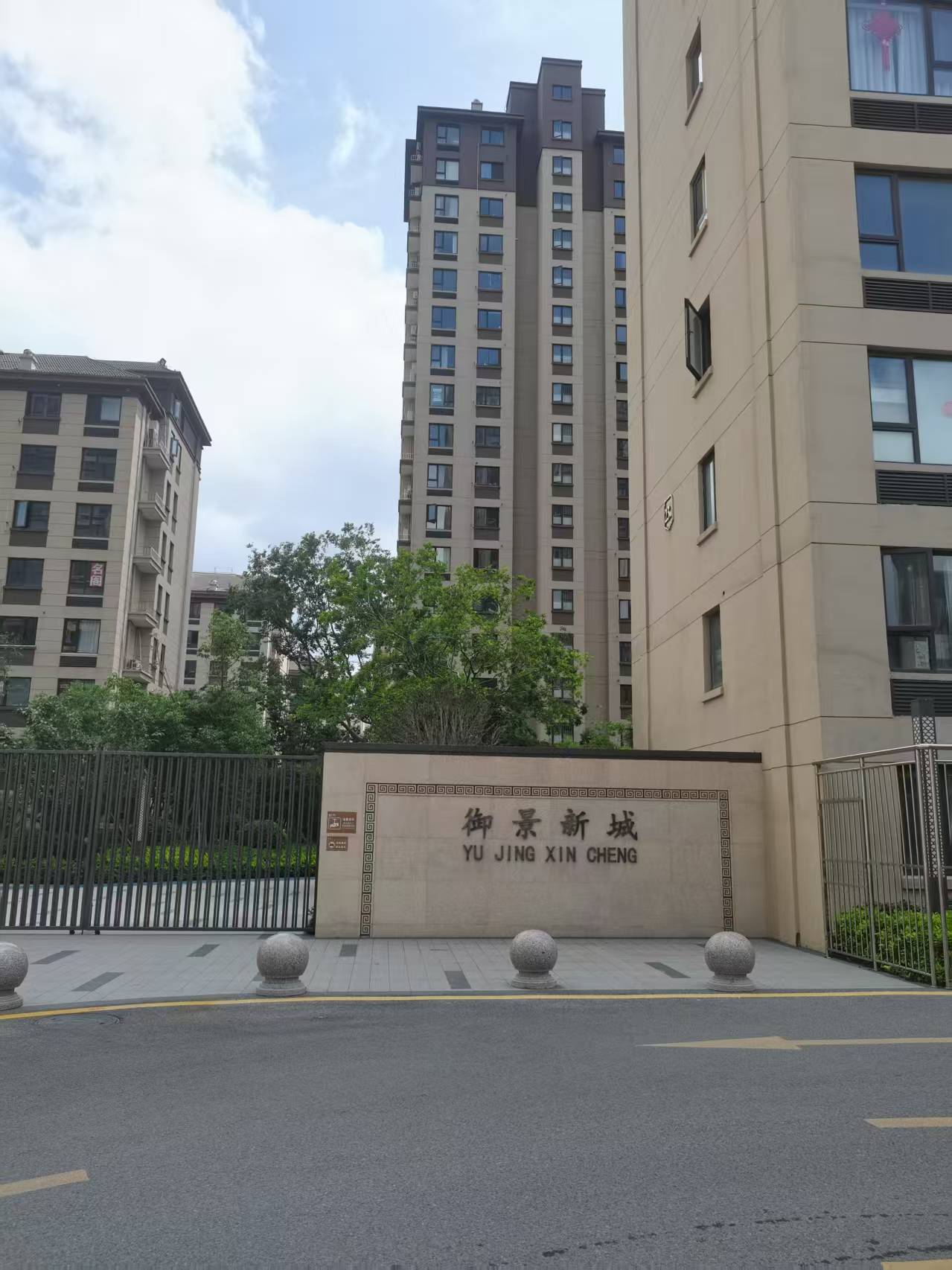 御景新城中层共11层127.38地库11.99平精装180万